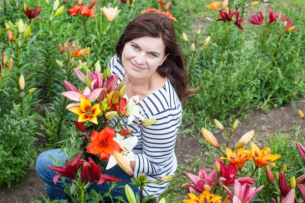 Mladá krásná žena s lily kytice — Stock fotografie