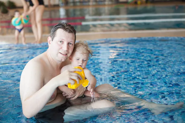 Ojciec i dziecko chłopca pływanie w basenie — Zdjęcie stockowe