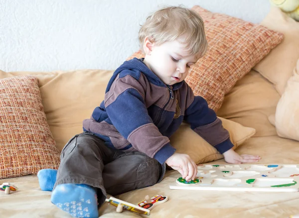 Menino criança brincando com brinquedos de madeira — Fotografia de Stock