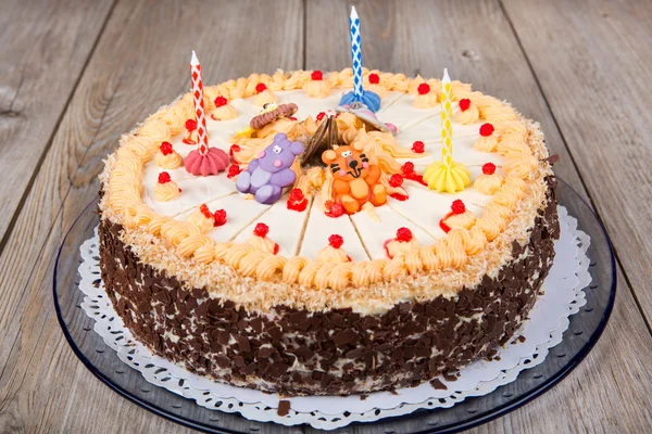 Torta di compleanno e tre candele — Foto Stock