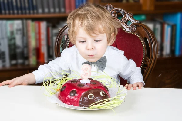 小さな男の子 3 歳の誕生日を祝うと蝋燭を吹き飛ばす — ストック写真