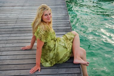 Maldivler kumsalda genç kadın açılış sahnede