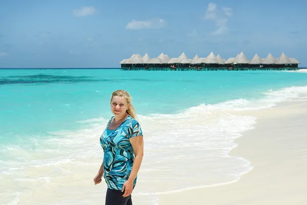 Mujer joven en la playa de arena blanca en Maldivas —  Fotos de Stock