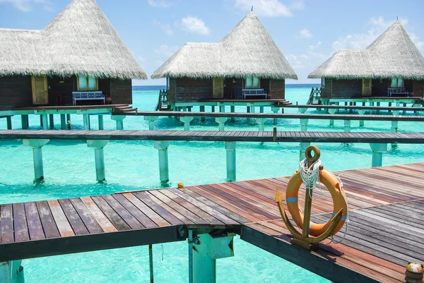Villas aquatiques sur une île tropicale aux Maldives — Photo