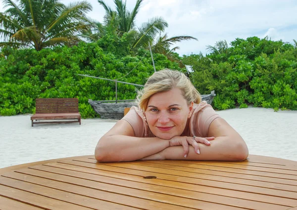 Schöne junge Frau im Urlaub auf tropischer Insel — Stockfoto