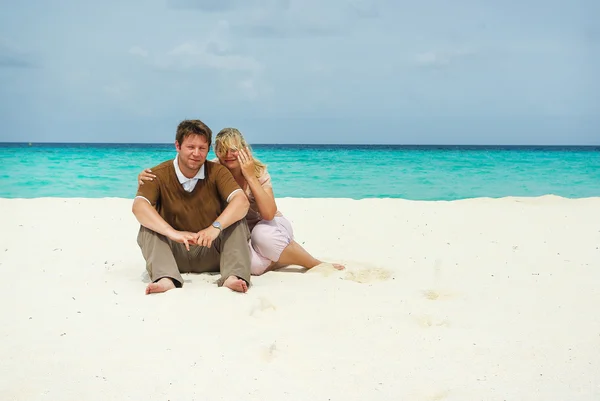 Jovem casal na praia caribenha na lua de mel — Fotografia de Stock