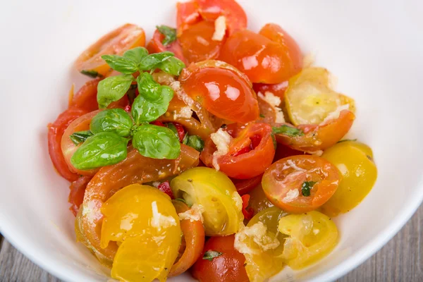 Verse tomatensalade met basilicum en knoflook — Stockfoto