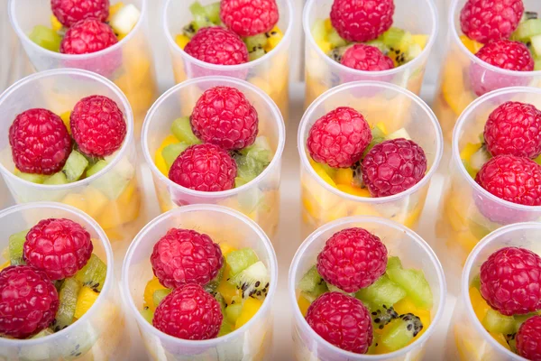 Salada de frutas em formas de bolo push-up — Fotografia de Stock