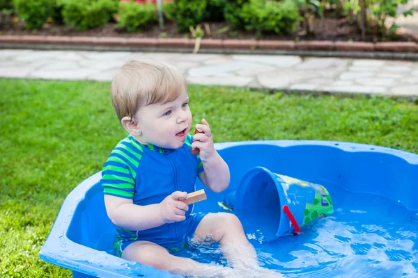 Kleiner blonder Kleinkind Junge spielt im Sommer mit Wasser — Stockfoto