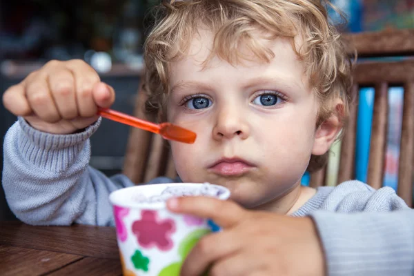 Pequeño niño comiendo helado verano —  Fotos de Stock
