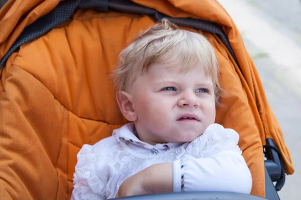 Piccolo bambino che viene battezzato — Foto Stock