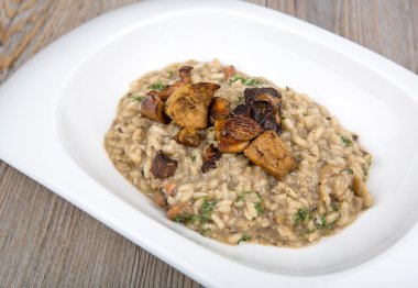 yaban mantarlı risotto otlar ve parmesan ile