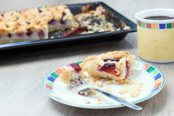 Torta di prugne appena sfornata e tazza di caffè — Foto Stock