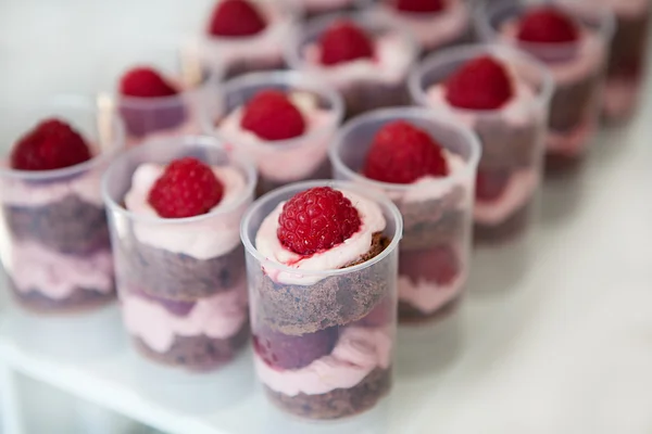 Poussez gâteau pop avec framboise et biscuit au chocolat sur le stand — Photo