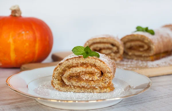 Swiss roll met pompoen en abrikoos aanvrage biscuit — Stockfoto