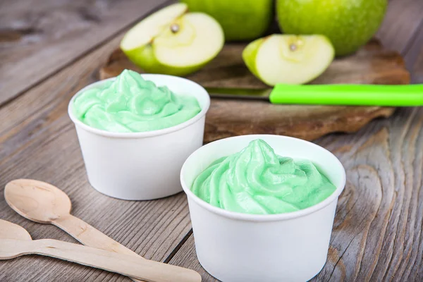 Bevroren romige ijs yoghurt met verse groene appels — Stockfoto