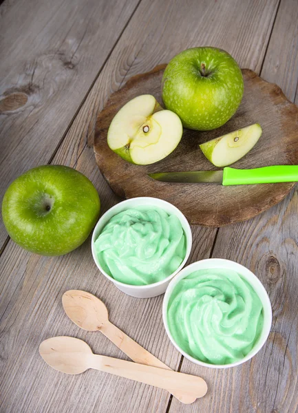 Frozen creamy ice yoghurt with fresh green apples — Stock Photo, Image