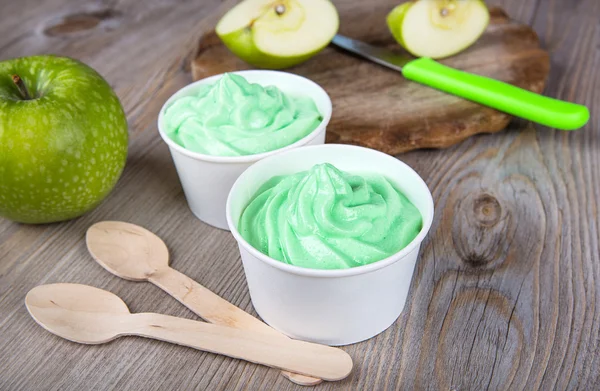 冰冻奶油冰酸奶与新鲜的绿色苹果 — 图库照片