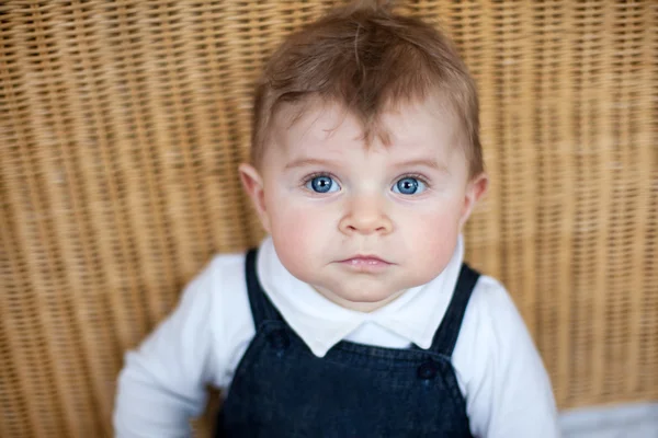 Adorabile bambino con gli occhi azzurri al coperto — Foto Stock