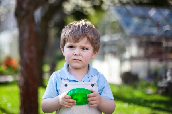 Pequeño niño jugando en el jardín de verano — Foto de Stock