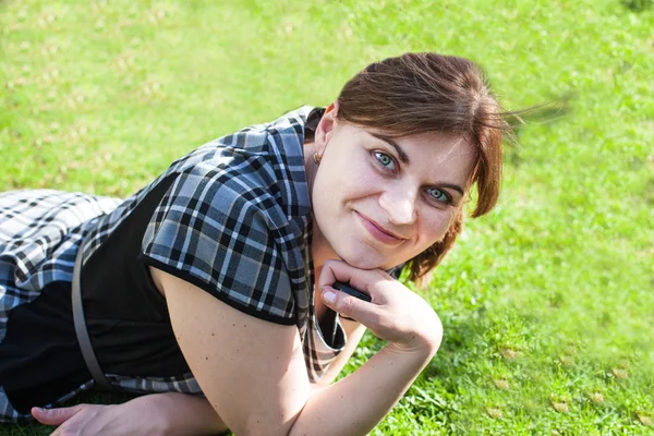 Retrato de jovem mulher no jardim da primavera — Fotografia de Stock