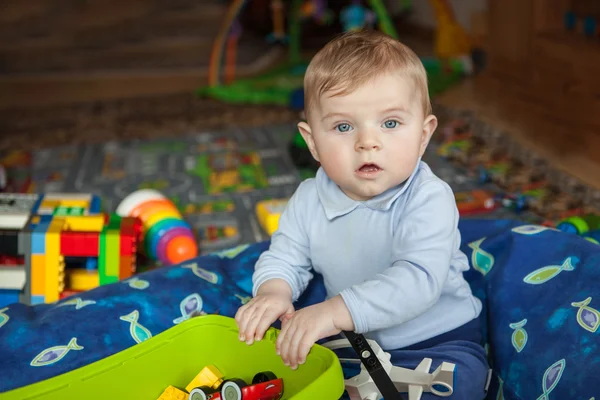 Красивый малыш с голубыми глазами в помещении — стоковое фото