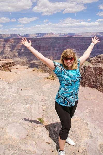 Happy woman climbing on view of Grand Canyon, USA — Stock Photo, Image