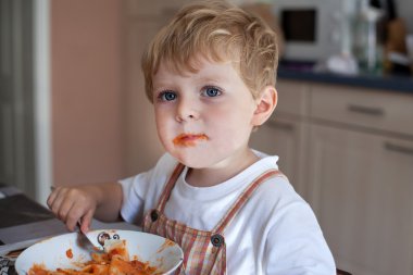 küçük çocuk iki yaşında makarna yemek