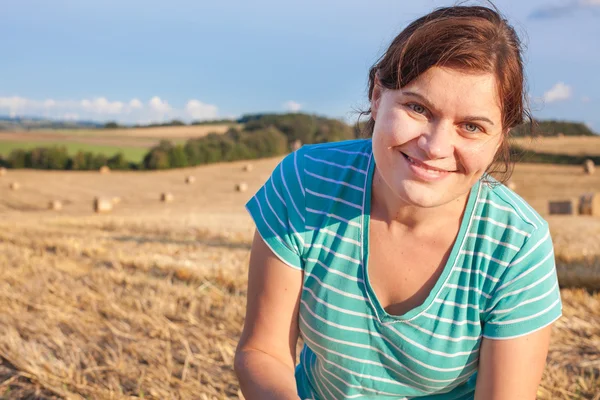 Giovane bella donna su paglia dorata gialla — Foto Stock