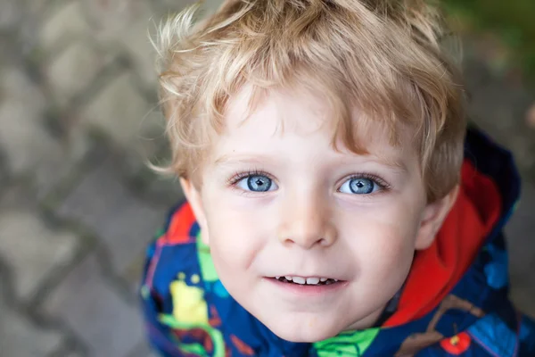 Porträt eines kleinen Jungen von zwei Jahren an einem regnerischen Tag — Stockfoto