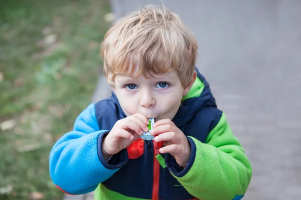 Adorabile bambino ragazzo si diverte con giocattolo di legno — Foto Stock