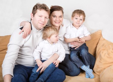 mutlu bir aile evde eğlenmek dört