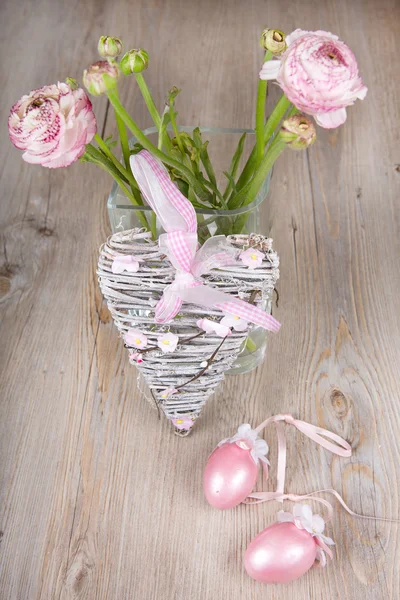 Fiori di ranuncolo in un vaso con cuore rosa — Foto Stock