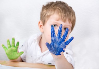 üç yıllık eğleniyor şirin küçük çocuk boyama