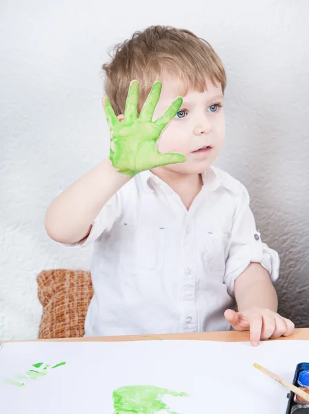 Lindo niño de tres años que se divierten pintando —  Fotos de Stock