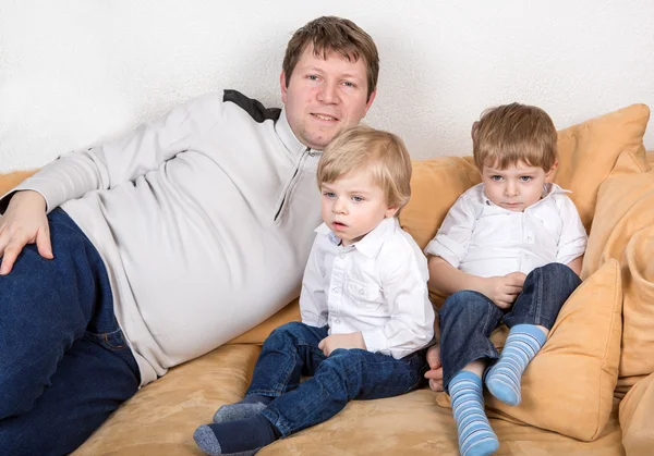 Joven y dos hijitos divirtiéndose en casa . — Foto de Stock