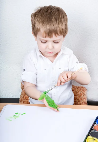 Bonito menino de três anos se divertindo pintura — Fotografia de Stock