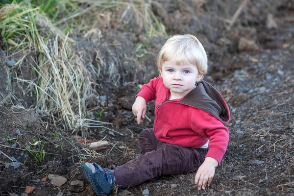 Cute toddler playing in forest — Stock Photo, Image