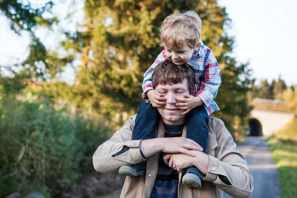 Padre joven y niño pequeño caminando en el bosque de verano —  Fotos de Stock