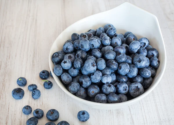 White bowl cup with fresh ripe blueberries — Stock Photo, Image