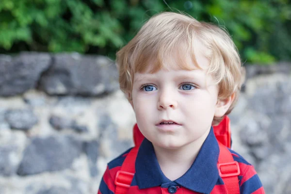 Piccolo bambino ragazzo sulla strada per l'asilo all'aperto — Foto Stock