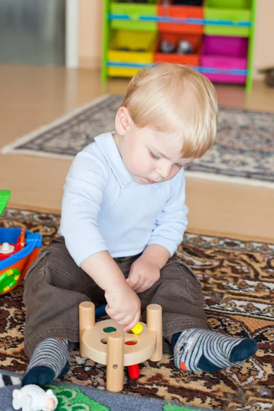 Lilla barn pojke leker med trä leksaker — Stockfoto