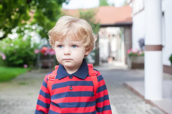 去幼儿园的路上蹒跚学步的小男孩 — 图库照片