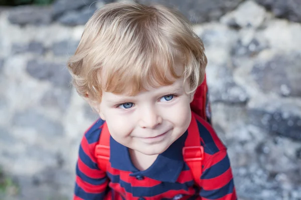 Pequeño niño de camino al jardín de infantes —  Fotos de Stock