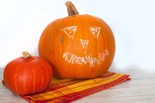 Großer gelber Kürbis für Halloween dekoriert — Stockfoto