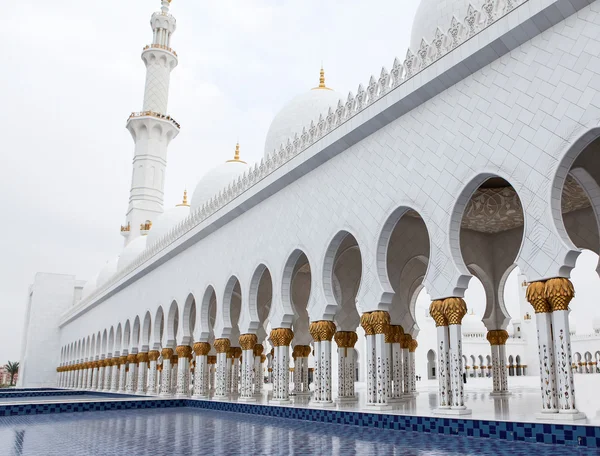 在阿联酋阿布扎比白色谢赫 · 扎耶德清真寺 — 图库照片