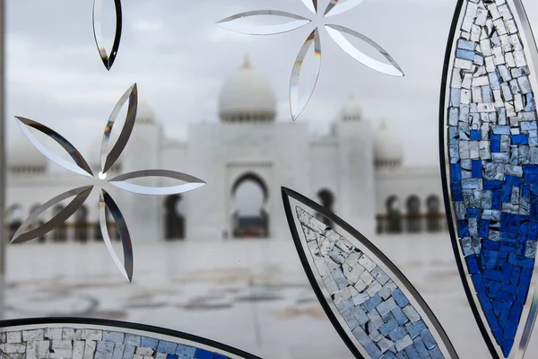 Weiße Scheich-Zayed-Moschee in abu-dhabi, uae — Stockfoto