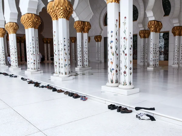 Weiße Scheich-Zayed-Moschee in abu-dhabi, uae — Stockfoto