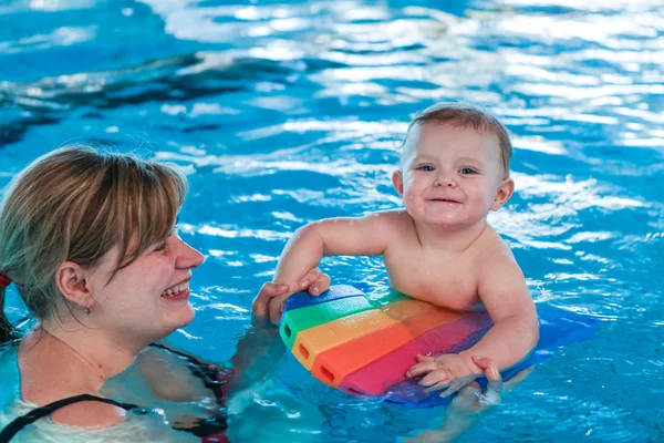 Kleine baby met blauwe ogen leren om te zwemmen — Stockfoto
