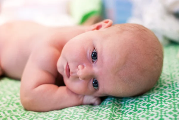 Schattige babyjongen met blauwe ogen — Stockfoto